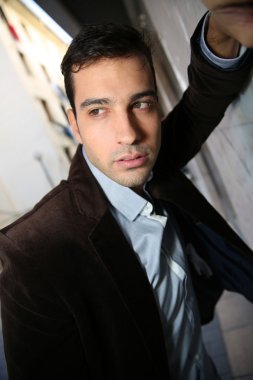 adam sokakta dağıtmaya üzgün ifadeyle