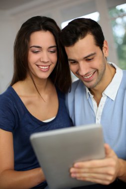 Çift websurfing tablet ile internet üzerinde gülümseyen