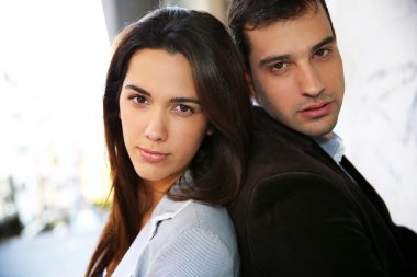 şehrin arka arkaya ciddi çift ayakta