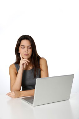 laptop önünde düşünceli bakışla genç kadın