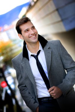 trendy etkin adam şehirde yürüyüş