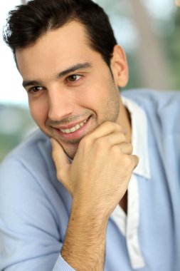 çene üzerinde el ile genç adam portresi