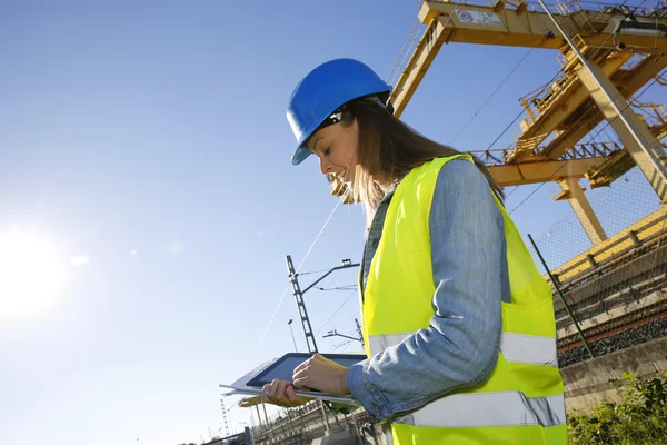 Gerenciador de site usando tablet eletrônico — Fotografia de Stock