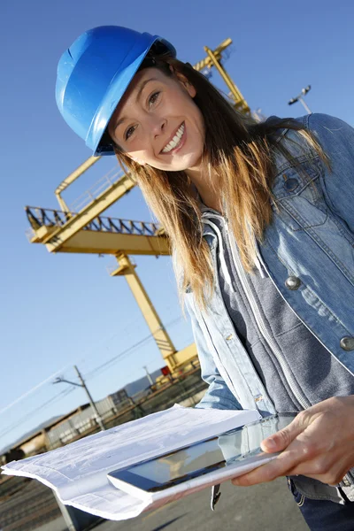 Женщина-инженер на строительной площадке с помощью планшета — стоковое фото