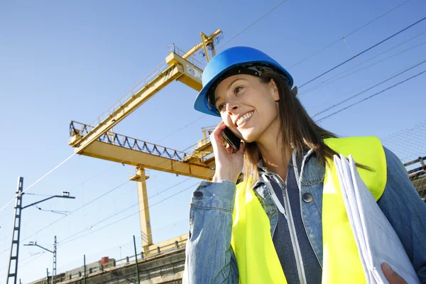 Kierownika budowy, rozmowy na telefon komórkowy — Zdjęcie stockowe