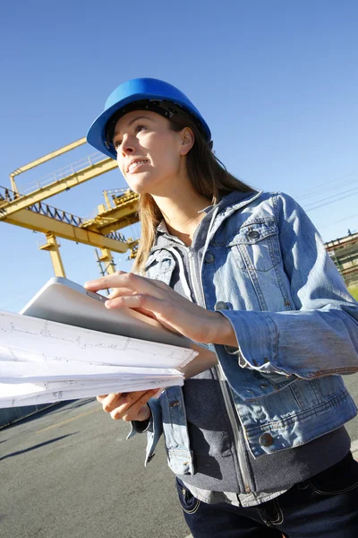 Nő a mérnök az építési telek használ tabletta — Stock Fotó