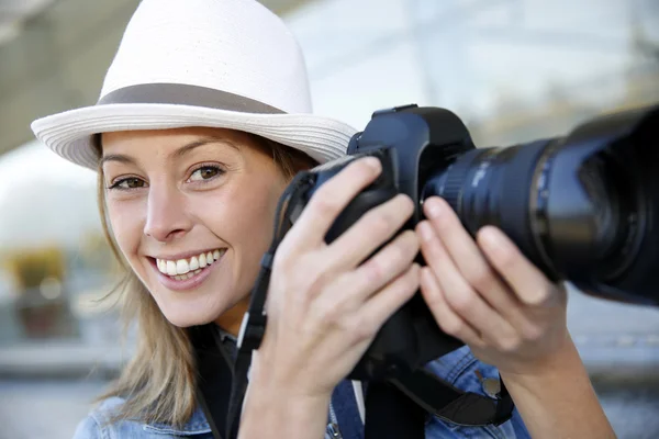 Hermosa mujer fotógrafa sosteniendo cámara fotográfica —  Fotos de Stock