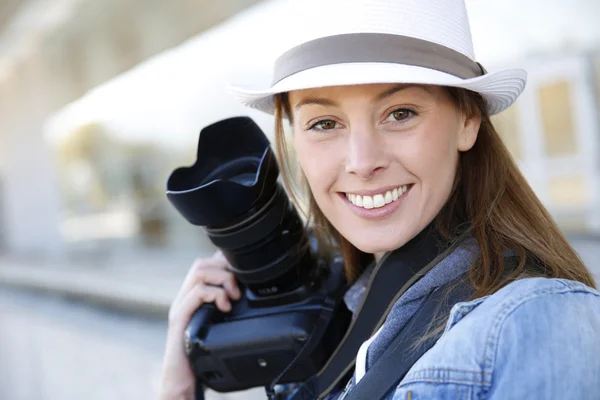 Bella donna fotografo in possesso di fotocamera fotografica — Foto Stock