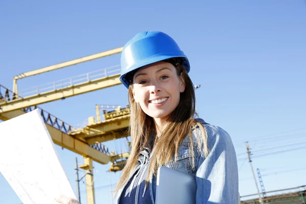 Ingeniera mujer leyendo plan de construcción en el sitio — Foto de Stock