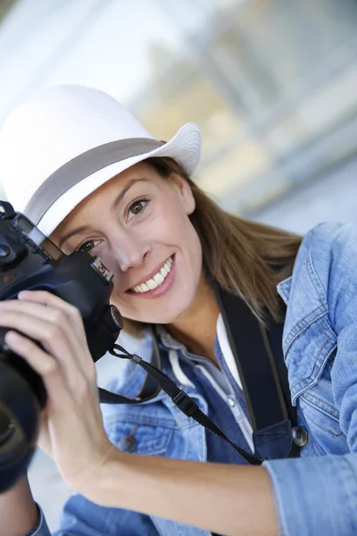 Portret uśmiechający się dziewczynka trzymając aparat fotograficzny — Zdjęcie stockowe