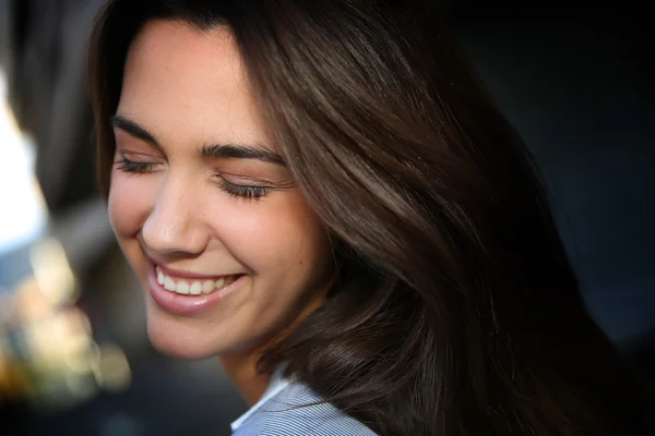 Portret van aantrekkelijk meisje in de schaduw — Stockfoto