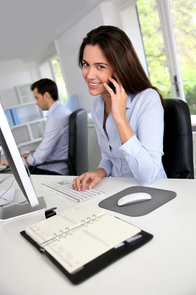 Lachende kantoor werknemer praten op mobiele telefoon — Stockfoto