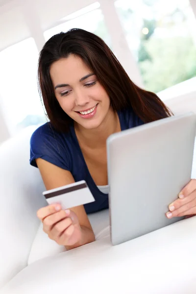 Bruna ragazza fare shopping online con tablet digitale — Foto Stock