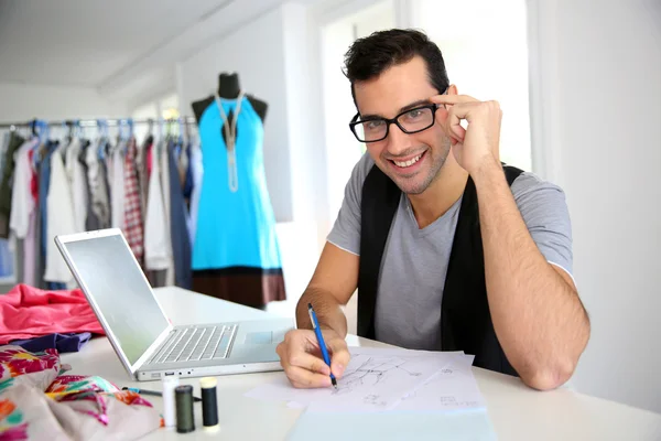 Lachende modeontwerper in werkplaats — Stockfoto