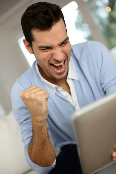 Hombre gritando delante de la tableta digital — Foto de Stock