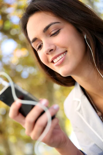 Ung kvinna i staden talar med handsfree — Stockfoto