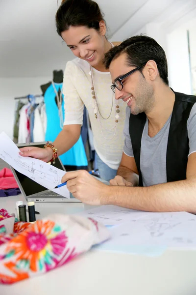 Diseñadores de moda trabajando en la creación en taller — Foto de Stock