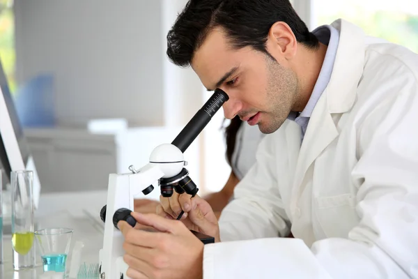 Doktor der Biologie arbeitet am Mikroskop — Stockfoto