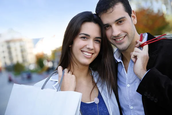 Sorridente coppia fare shopping di Natale — Foto Stock