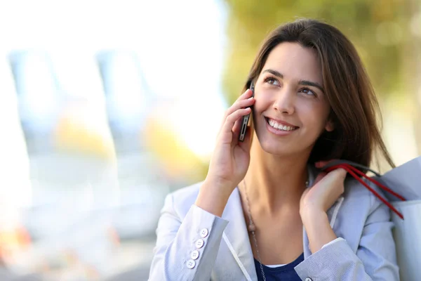 Attractive shopping girl in town talking on the phone — Stock Photo, Image