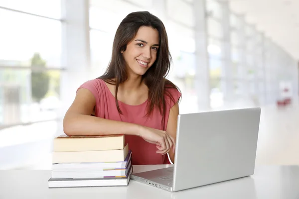 Estudante menina na classe estudando no computador portátil — Fotografia de Stock