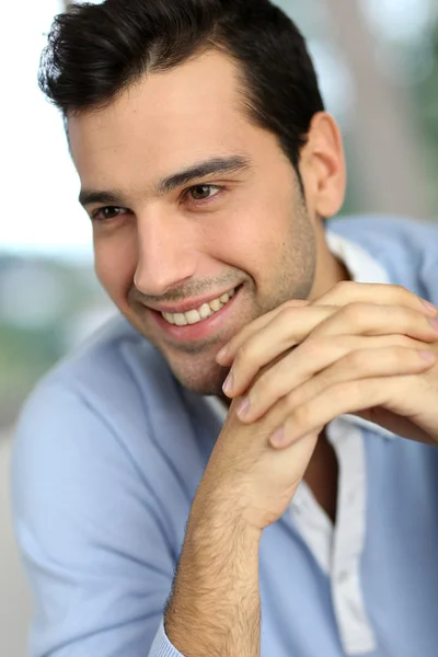 Podobizna mladého muže s rukou na bradě — Stock fotografie