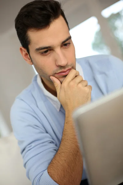 Jovem em casa usando tablet — Fotografia de Stock