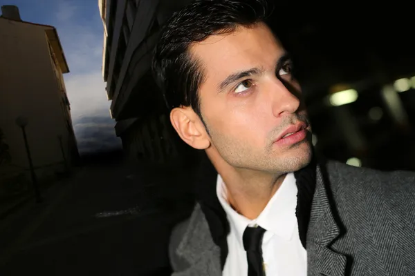 Handsome guy standing in the street by night — Stock Photo, Image