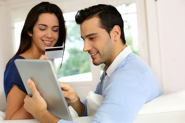 Jong stel online winkelen vanuit huis — Stockfoto