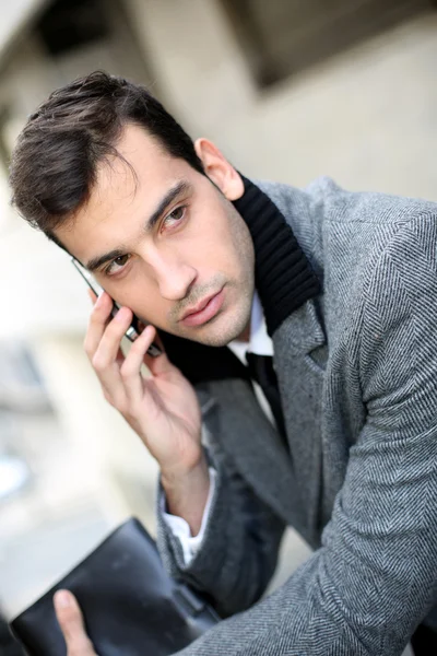 Trendig ung affärsman talar i mobiltelefon — Stockfoto