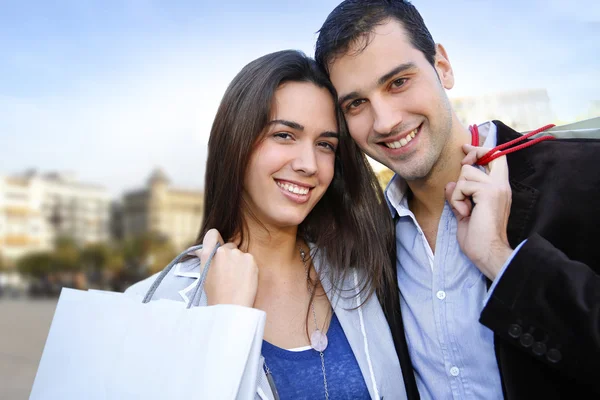 Sorridente coppia fare shopping di Natale — Foto Stock