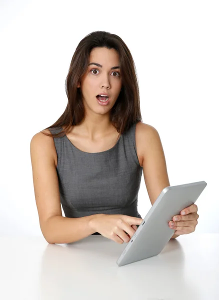 惊讶的表情，在平板电脑的年轻女人 — 图库照片