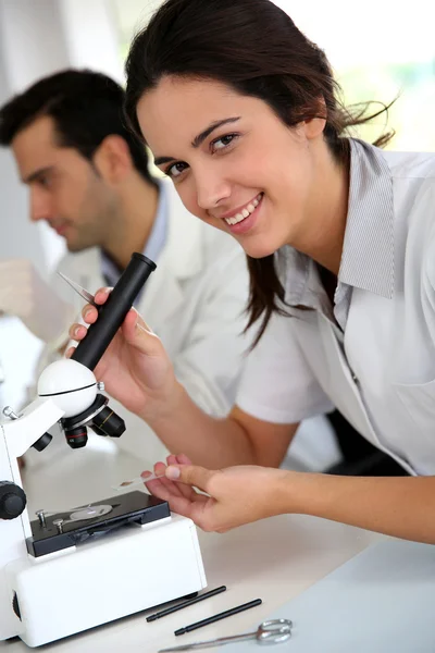 Retrato de estudiante sonriente en microbiología —  Fotos de Stock