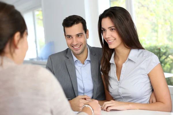 Pareja joven firmando contrato financiero — Foto de Stock