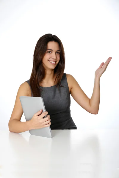 Jonge vrouw met tablet wijzend op berichtraad — Stockfoto