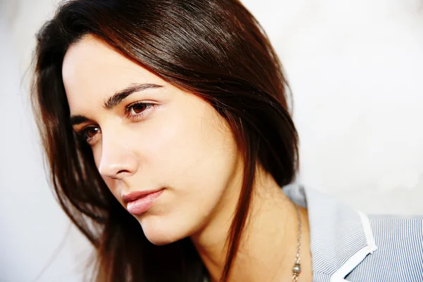 Portrait de jeune femme avec une expression sérieuse sur son visage — Photo