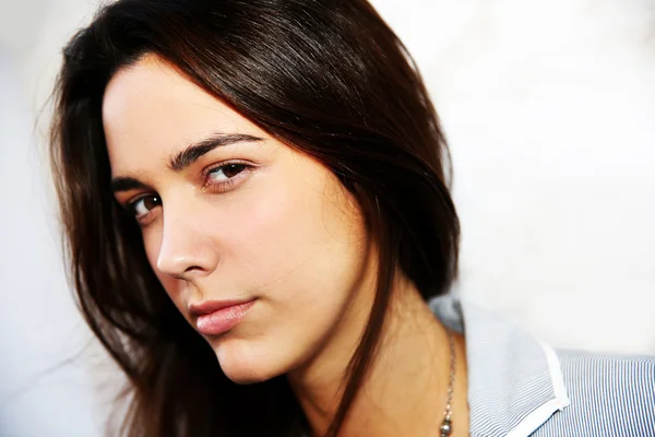 Portrait of young woman with serious expression on her face — Stock Photo, Image