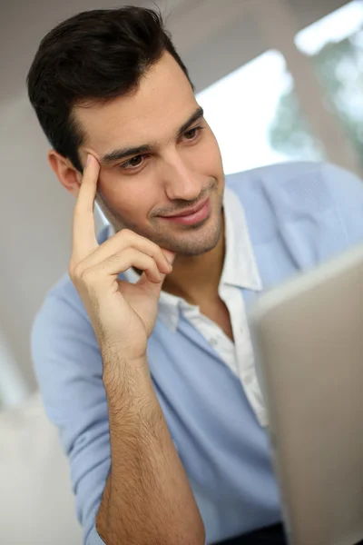 Jovem em casa usando tablet — Fotografia de Stock