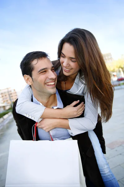 Pareja joven divirtiéndose haciendo compras —  Fotos de Stock