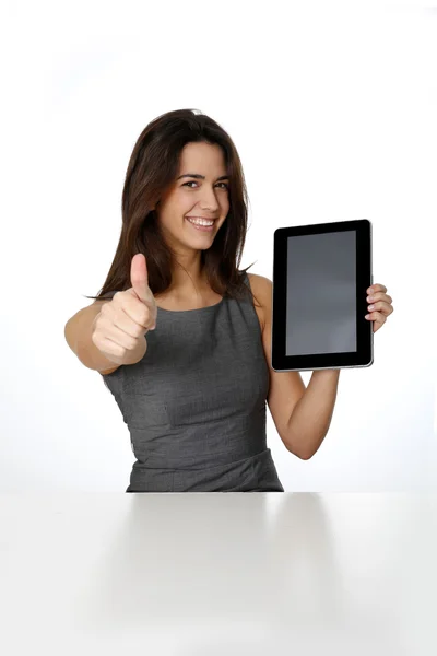 Veselá obchodní dívka ukazuje palcem nahoru a tabletovou obrazovkou — Stock fotografie