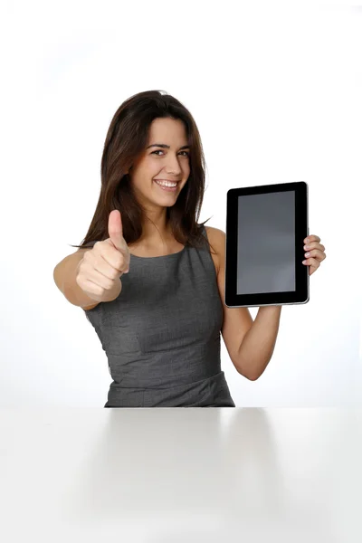 Chica de negocios alegre mostrando el pulgar hacia arriba y la pantalla de la tableta —  Fotos de Stock