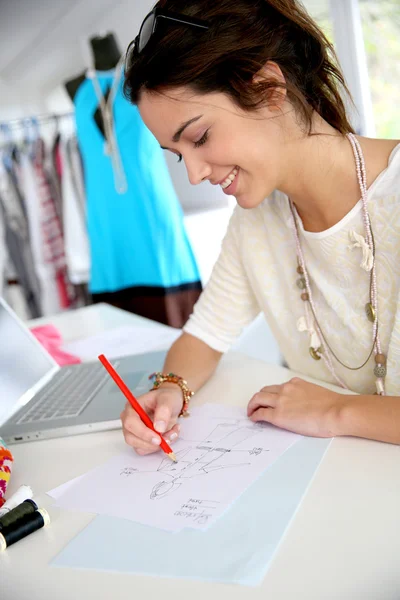 Modeschöpfer arbeitet an Kreation — Stockfoto