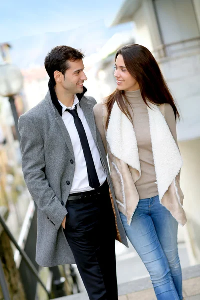 Трендовая пара влюбленных, гуляющих по улице — стоковое фото