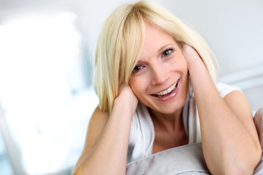 Güzel sarışın kadın portresi