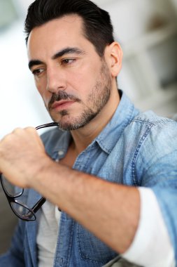 kanepe düşünceli yüzündeki ile oturan adam