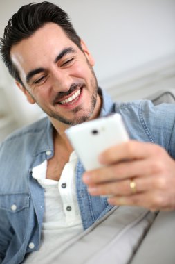 akıllı telefon kullanan güler orta yaşlı adam