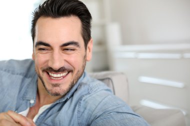 Orta yaşlı adam kanepe rahatlatıcı yakışıklı