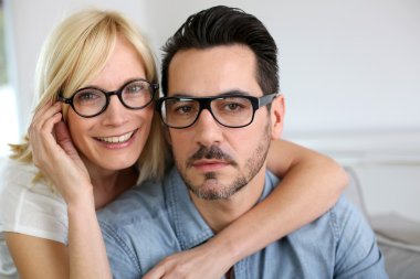 Orta yaşlı çift gözlük takıyor