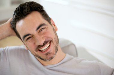 Orta yaşlı adam gülümseyerek portresi