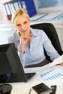 iş kadını okuma belge iş başında